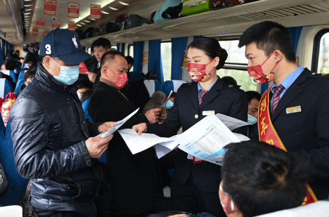 “下車門，進廠門”——一場列車上的招聘會見聞